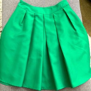 Cute high wasted pleat skirt with pockets side zipper and clasp